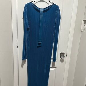 Elegant Blue Long-Sleeve Dress